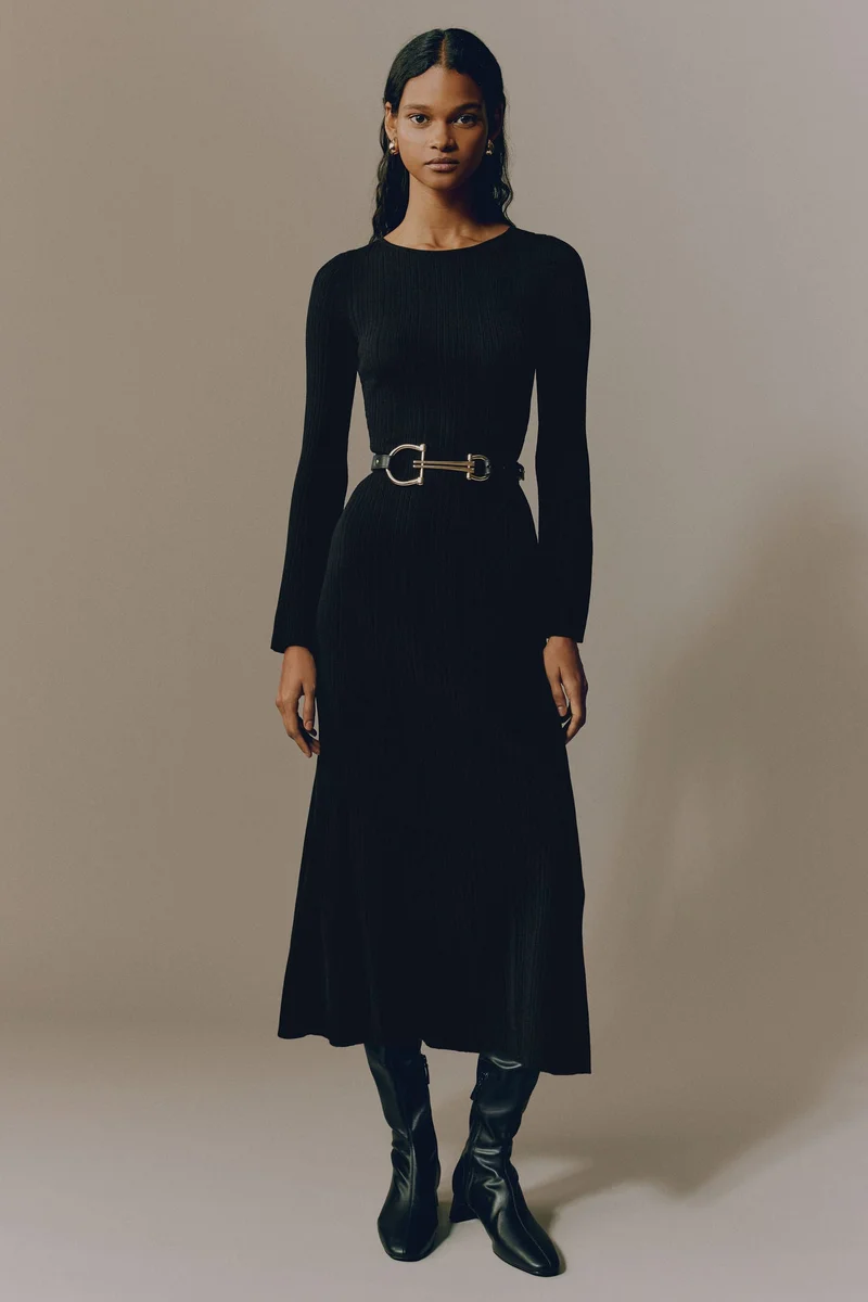 اتش اند ام فستان محبوك من نسيج مرن